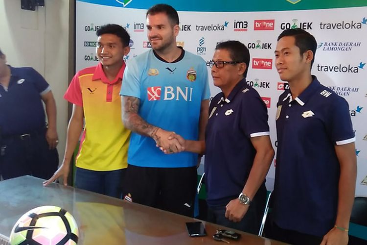 Pelatih Bhayangkara FC Simon McMenemy (tengah) dan Dendi Sulistyawan (dua dari kiri), saat sesi jumpa pers sebelum pertandingan kontra Persela Lamongan, Minggu (16/7/2017).