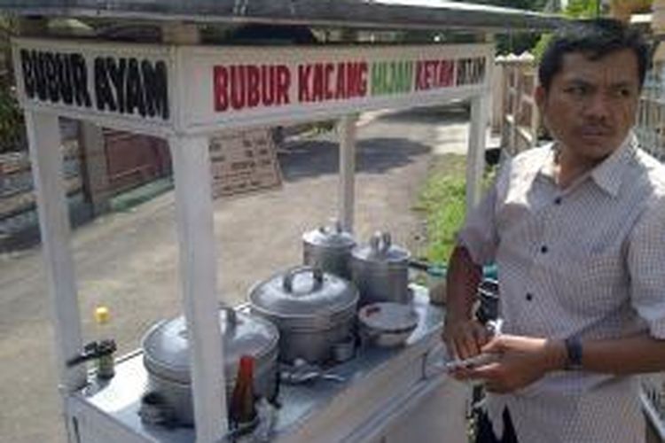 Abidin, seorang tukang bubur di Malang, Jawa Timur, ikut menaikkan harga buburnya sejak presiden Joko Widodo mengumumkan harga kenaikan BBM, Selasa (18/11/2014).