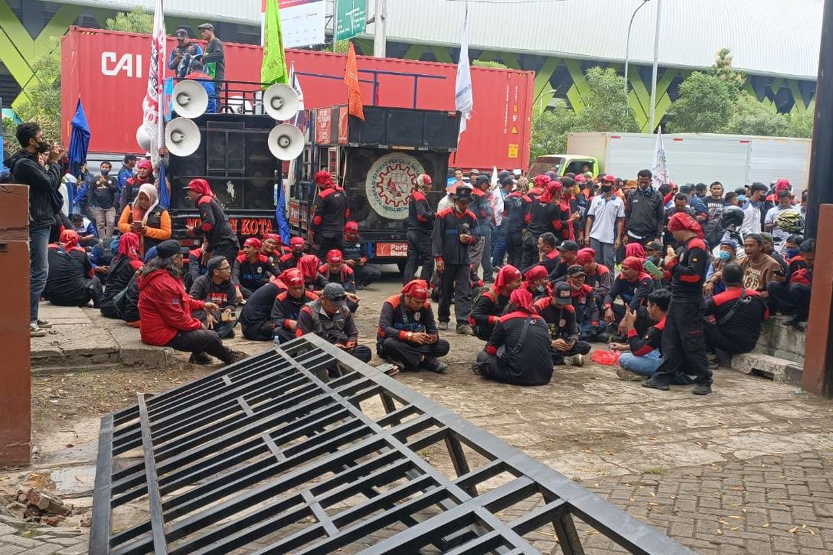 Aliansi buruh yang menggelar aksi demonstrasi di depan Kantor Disnaker Kota Bekasi, Selasa (8/11/2022). Mereka menggelar aksi untuk menuntut kenaikan upah minimum kota (umk) tahun 2023.