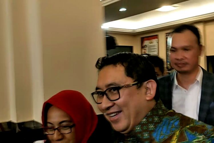 Wakil Ketua DPR Fadli Zon saat nengunjungi artis musik Ahmad Dhani di Polres Metro Jakarta Selatan, Kamis (30/11/2017).