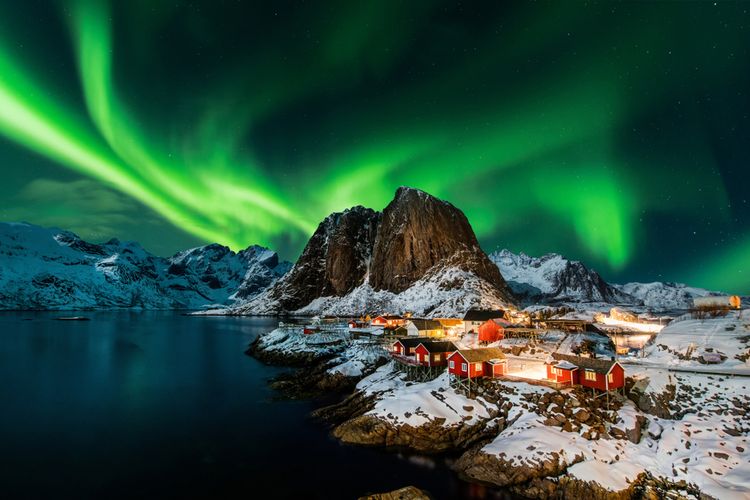 Gambar aurora. Foto aurora ini diambil di Hamnoy, Norwegia.