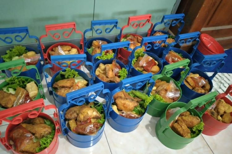 Makanan hasil dapur umum yang akan dibagikan kepada warga isoman.