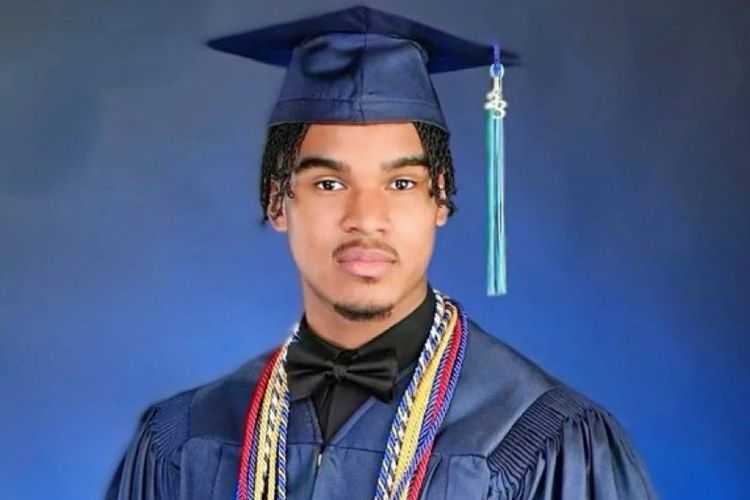Dennis Barnes, siswa SMA asal New Orleans, AS yang menerima beasiswa senilai Rp 132 miliar dari 125 universitas.
