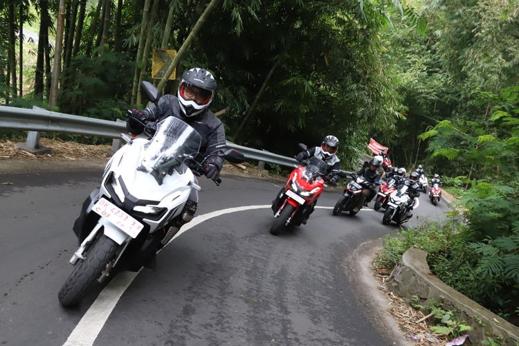 Mengendarai sepeda motor di jalan dengan tanjakan terjal atau turunan curam perlu kewaspadaan, keterampilan dan kesabaran.