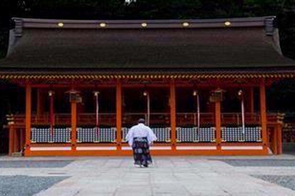 Ilustrasi: Berada di kota-kota di Jepang, bukanlah pemandangan mengherankan manakala terlihat kuil-kuil kuno tegak berdampingan dengan gedung-gedung pencakar langit.