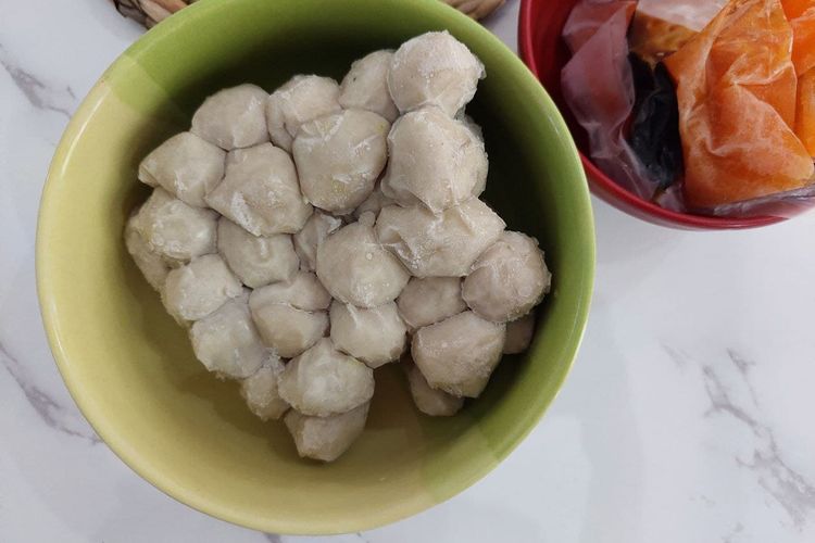 Ilustrasi cilok gajahan frozen yang sudah dikeluarkan dari plastiknya. 