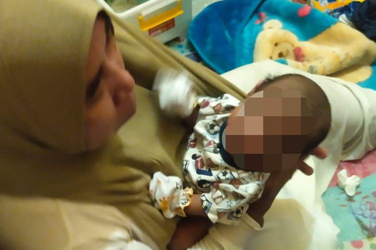 Bayi beserta surat titipan ditemukan tergeltak di tempat sampah di Surabaya, Kamis (9/5/2024).