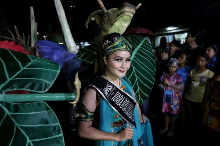 Peserta Cap Go Meh (CGM) Bogor Street Festival 2017 melintas di Jalan Suryakencana, Bogor, Jawa Barat, Sabtu (11/2/2017). Festival budaya untuk memperingati perayaan Cap Go Meh, hari ke-15 setelah perayaan Imlek. 