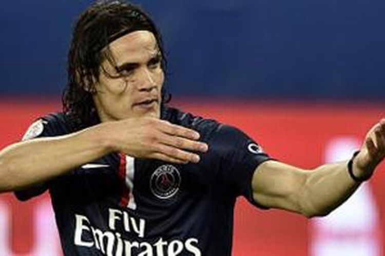 Edinson Cavani mencetak hat-trick pertamanya bagi Paris Saint-Germain saat menang 6-0 atas Guingamp, Jumat (8/5/2015). 