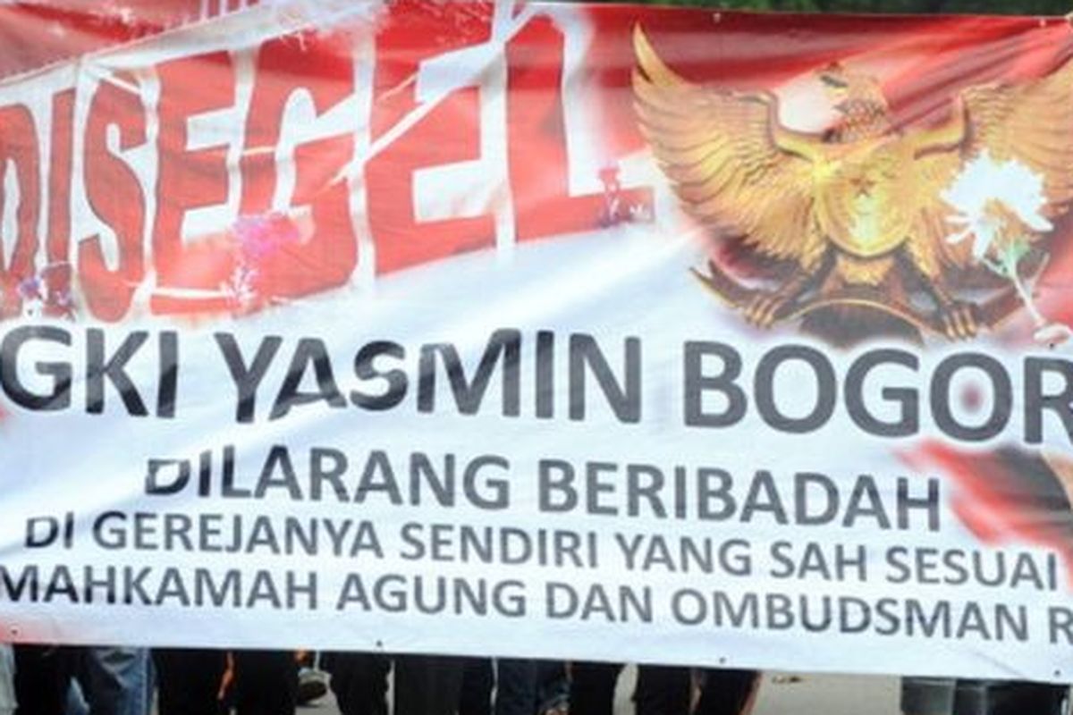 Protes penyegelan GKI Yasmin pada Januari 2012 di depan Istana Presiden, Jakarta. 