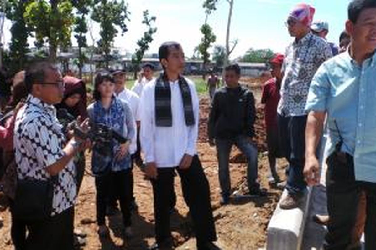 Gubernur DKI Jakarta Joko Widodo saat meninjau pembangunan taman kota di Waduk Pluit, Jakarta Utara, Jumat (26/7/2013).