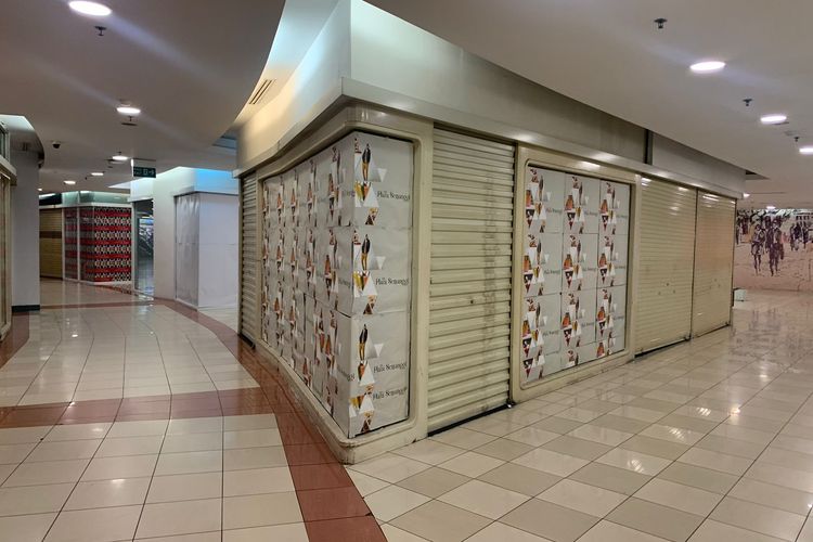 Kondisi Mal Plaza Semanggi, saat ini terlihat sepi pengunjung bahkan banyak toko-toko yang tutup, Senin (5/12/2022).