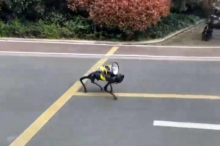 Tangkapan layar video yang memperlihatkan robot anjing menyusuri jalan kosong di Shanghai, menyiarkan pesan terkait pedoman terkait lockdown Covid-19.