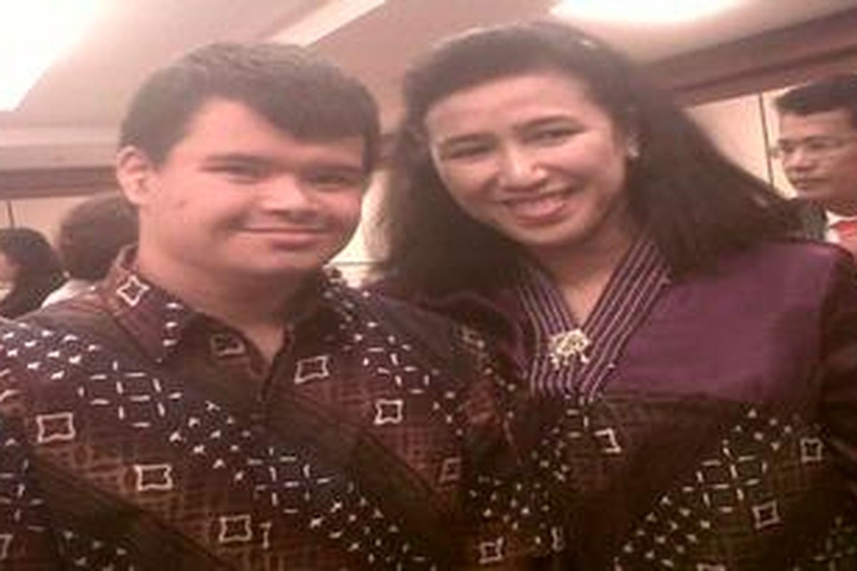 Istri Ruhut Sitompul, Ana Rudhiantiana Legawati dan putranya Christian Sitompul mendatangi Badan Kehormatan, Jumat (22/7/2011). Kedatangan mereka untuk melaporkan Ruhut yang diduga melakukan pemalsuan dokumen nikah, agar dapat menikah kedua kalinya. Keduanya datang ditemani pengacara Hotman Paris Hutapea 