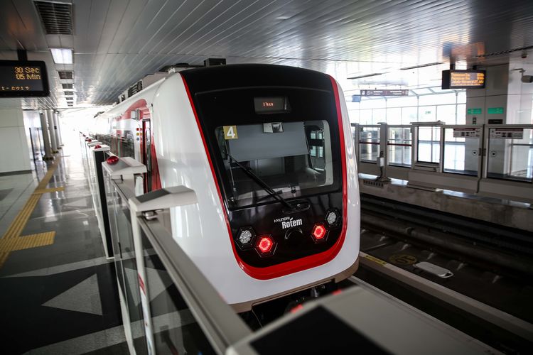 Suasana Stasiun LRT Velodrome di Jakarta Timur, Kamis (21/11/2019). Kereta ringan perdana di Jakarta tersebut akan beroperasi secara komersial pada 1 Desember 2019.