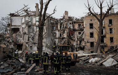 Petugas pemadam kebakaran bekerja di antara puing-puing bangunan yang hancur akibat serangan roket di Kramatorsk pada 2 Februari 2023, di tengah invasi Rusia ke Ukraina. Sedikitnya tiga orang tewas pada 2 Februari 2023 dan 20 terluka ketika roket Rusia menghantam sebuah bangunan tempat tinggal di pusat Kramatorsk, yang terletak di kawasan industri Donetsk di timur Ukraina. Saat perang Rusia-Ukraina hari ke-344, Presiden Komisi Eropa didapati berkunjung ke Kyiv dan menjanjikan dukungan baru.