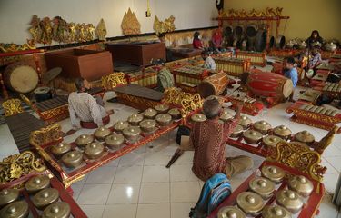 Para penabuh gamelan di sanggar seni budaya Buddhis Majapahit.