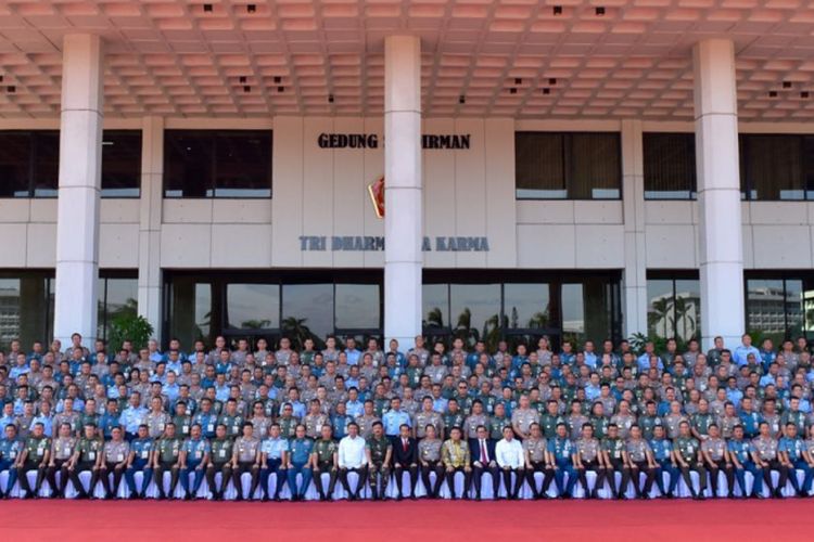 Presiden Joko Widodo berfoto bersama peserta Rapim TNI/Polri di Kompleks Mabes TNI Cilangkap, Jakarta Timur, Selasa (23/1/2018).