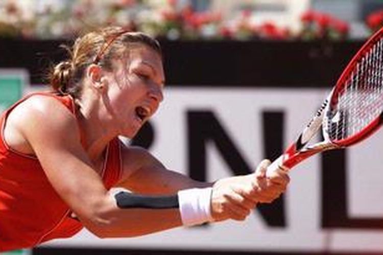 Petenis Rumania, Simona Halep, berteriak saat mengembalikan bola Jelena Jankovic, pada laga perempat final Italian Open, Jumat (17/5/2013).