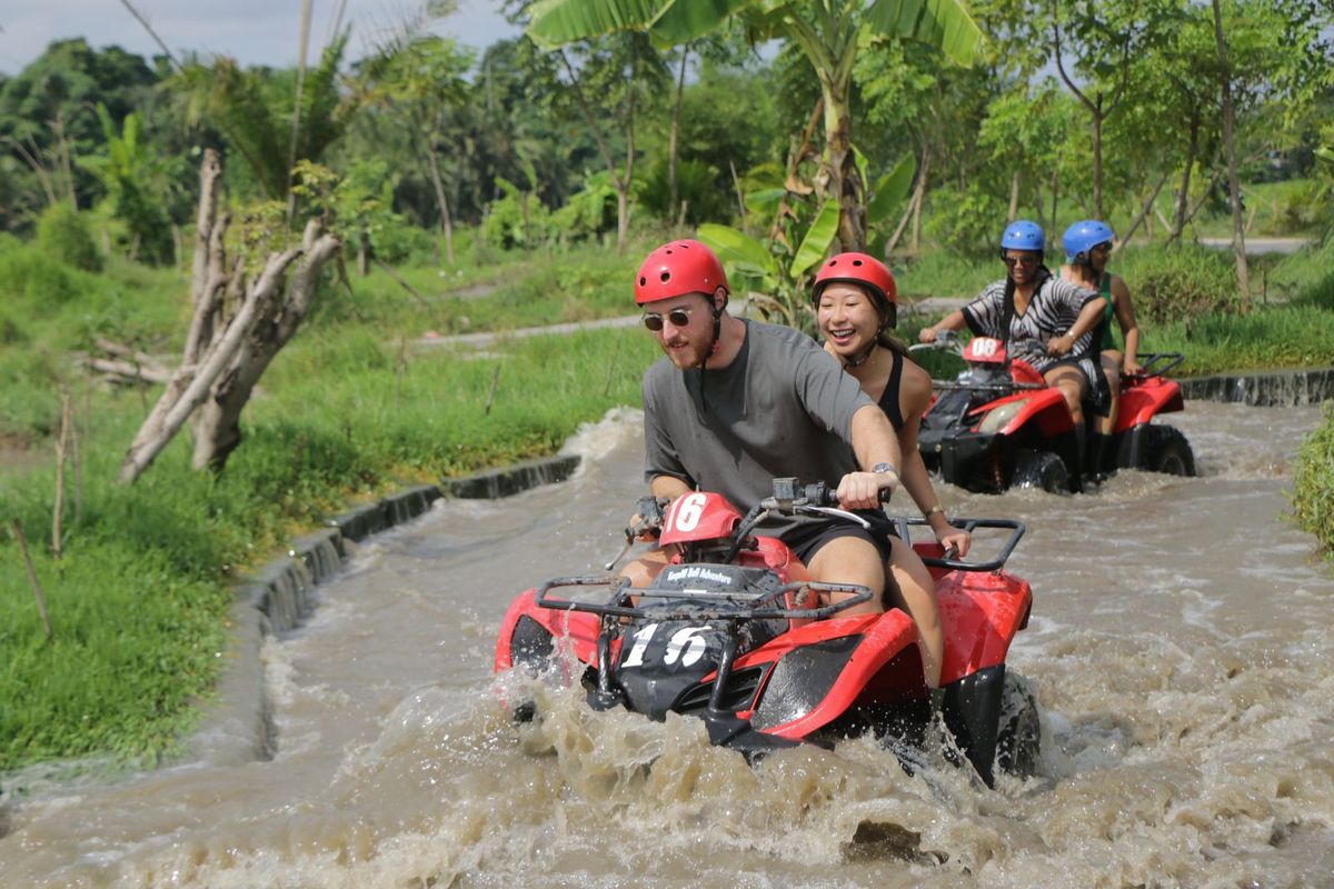 Wisatawan mengendarai ATV. 