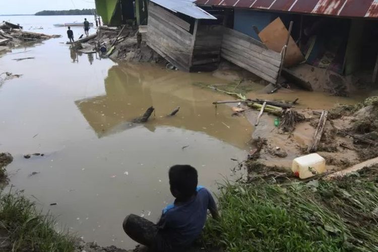 Warga berada di sekitar rumah yang rusak akibat diterjang banjir bandang di Desa Torue, Kabupaten Parigi Moutong, Sulawesi Tengah, Jumat (29/7/2022)