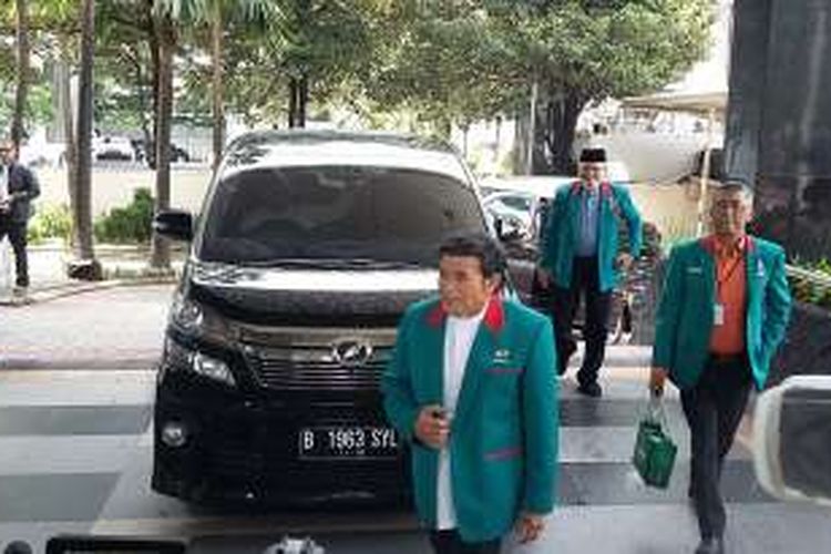 Ketua Umum Partai Idaman Rhoma Irama saat tiba di Gedung KPK, Jakarta, Kamis (3/3/2016).