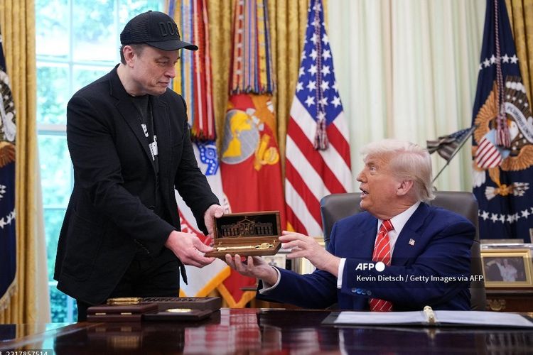 CEO Tesla Elon Musk menerima kunci dari Presiden AS Donald Trump di Ruang Oval Gedung Putih pada 30 Mei 2025 di Washington, DC. Musk, yang menjabat sebagai penasihat Trump dan memimpin Departemen Efisiensi Pemerintah, mengumumkan bahwa ia akan meninggalkan perannya dalam pemerintahan Trump untuk kembali fokus pada bisnisnya.