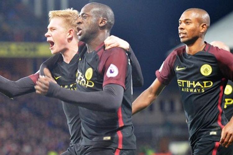 Gelandang Manchester City, Yaya Toure (tengah), merayakan golnya  bersama Fernandingo (kanan) dan Kevin De Bruyne (kiri) setelah membobol gawang Crystal Palace di Selhurst Park pada 19 November 2016. 