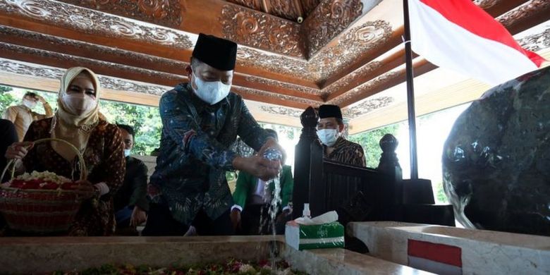 Menteri Perencanaan Pembangunan Nasional (PPN)/Kepala Bappenas Suharso Monoarfa (tengah) berziarah ke makam Presiden Soekarno saat berkunjung ke Blitar, Jawa Timur, Jumat (01/10).