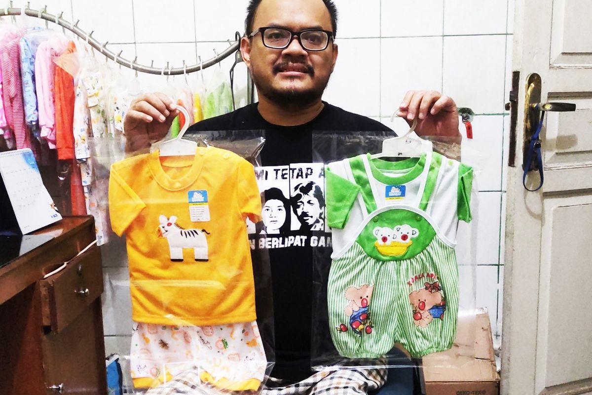 Produsen baju bayi asal Bandung, Yana Suryana saat menunjukan hasil produksinya yang diberi merk Yansurbaby