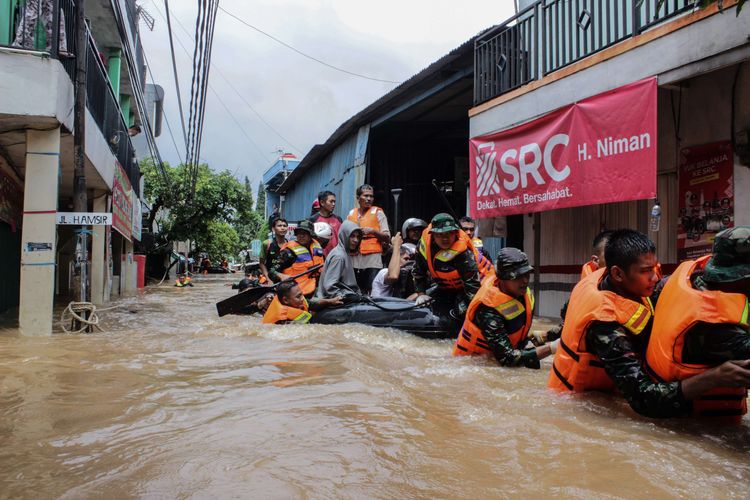 Para petugas mengevakuasi warga yang masih terjebak dipemukiman RW 04, Cipinang Melayu, Makasar, Jakarta Timur, Selasa (25/2/2020) yang dilanda  banjir. Banjir di wilayah sudah terjadi sejak Minggu (23/2/2020).