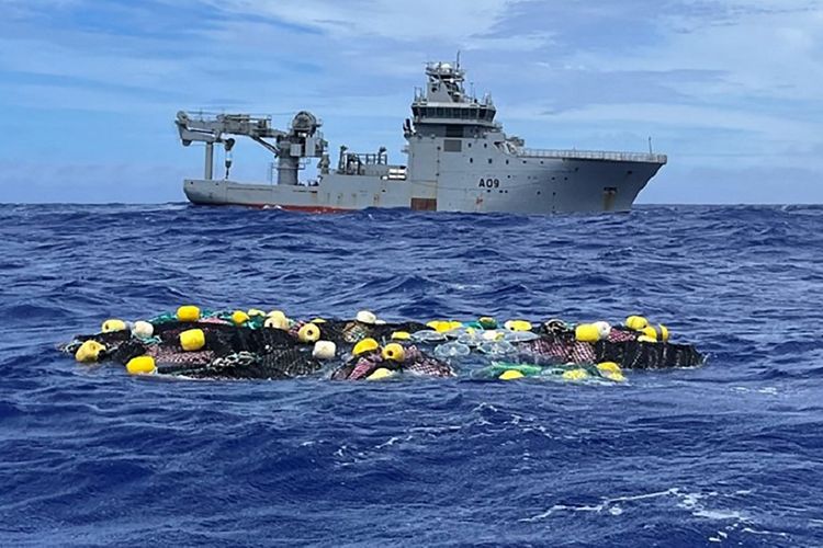 Foto tak bertanggal yang dirilis Angkatan Pertahanan Selandia Baru pada 8 Februari 2023 menunjukkan kapal Angkatan Laut Kerajaan Selandia Baru HMNZS Manawanui mengambil 3,2 ton kokain yang terapung-apung di Pasifik.