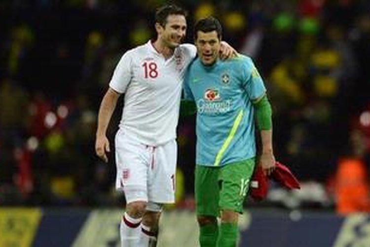 Gelandang Inggris Frank Lampard (kiri) dan kiper Brasil Julio Cesar berbincang seusai laga uji coba kedua timnas di Stadion Wembley, London utara, Rabu (6/2/2013). Inggris menang 2-1 dan Lampard jadi penentu kemenangan timnya. 