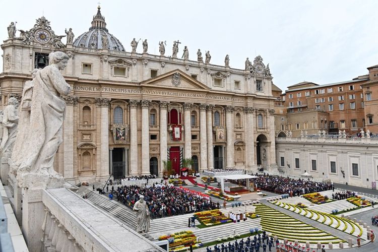 Perayaan Paskah di lapangan Santo Petrus, Vatikan, Minggu (21/4/2019), yang dipimpin oleh Paus Fransiskus. (AFP/VINCENZO PINTO)
