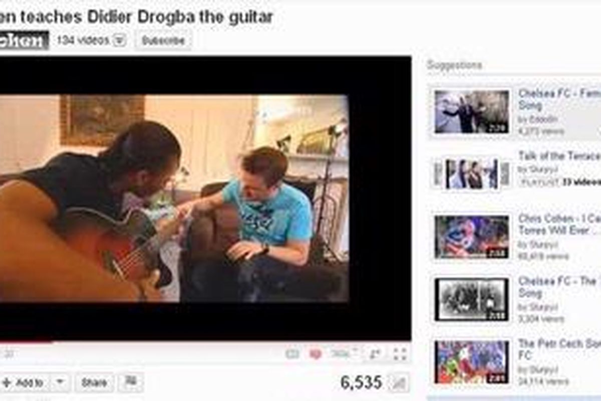 Penyerang Chelsea, Didier Drogba, kelagapan ketika diminta memainkan gitar dan mennyanyi oleh Cgris Cohen. 