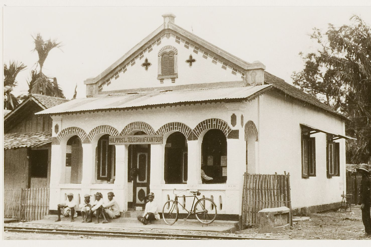 Foto Kantor Pos, Telegraf, dan Telepon Pembantu di Rambipuji, Jember tahun 1930