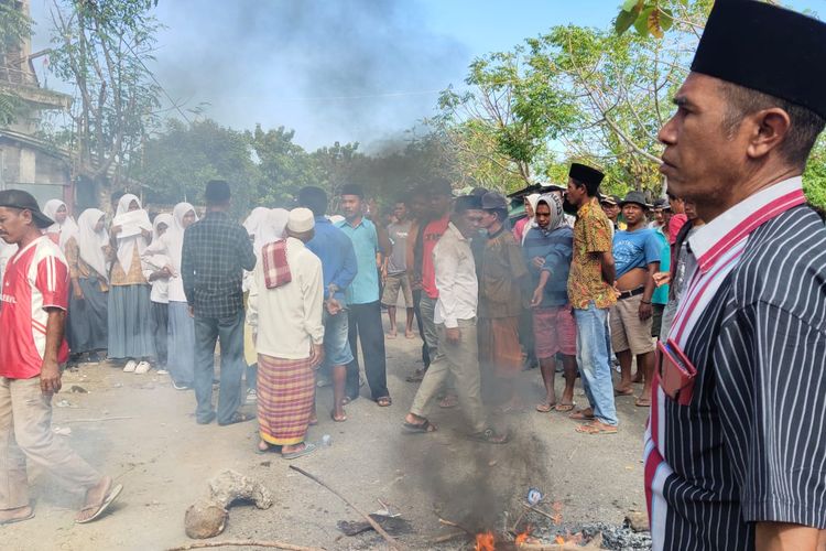 Puluhan siswa SMAN 3 Wera di Kabupaten Bima saat menggelar aksi blokade jalan, Kamis (21/7/2022).