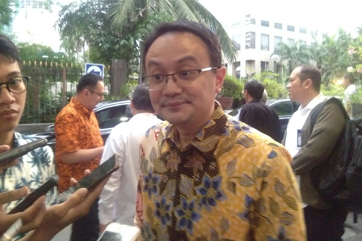 Wakil Menteri Perdagangan, Jerry Sambuaga memberikan keterangan pers usai mengikut rapat koordinasi di Kantor Kemenko Kemaritiman dan Investasi, Jakarta, Senin (24/2/2020).