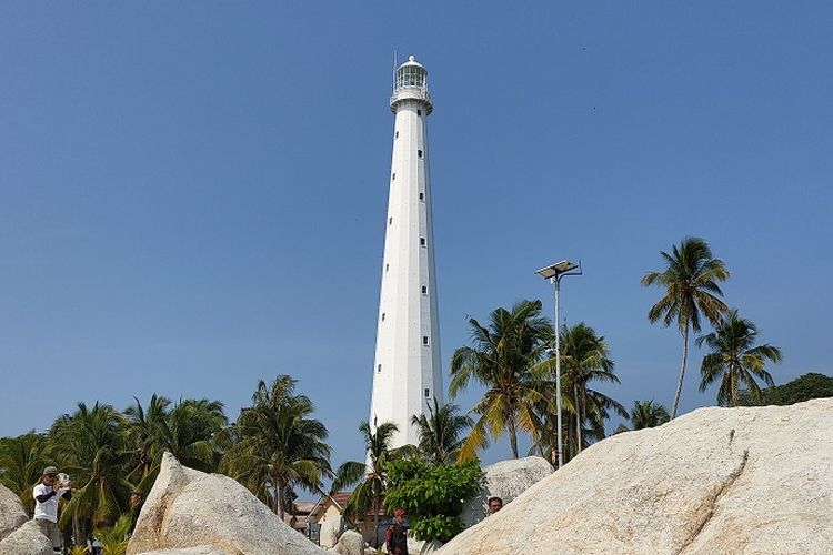 Mercusuar Pulau Lengkuas yang tampak tinggi menjulang di tengah-tengah bebatuan granit, Minggu (10/11/2019).