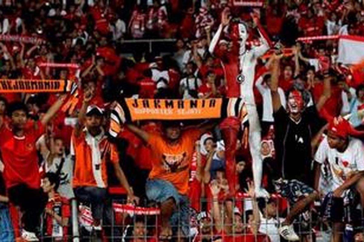 Suporter Indonesia sangat kompak saat mendukung timnya bertanding. Ini sangat membantu perjuangan Firman Utina dkk di Piala AFF 2010.