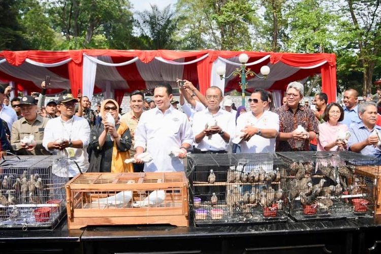 Ketua DPR RI Bambang Soesatyo (tengah) saat membuka Pameran dan Lomba Burung Berkicau, di DPR RI, Jakarta, Minggu (15/9/19).