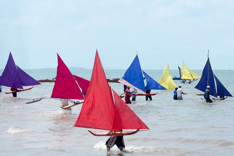 Perahu jong, permainan tradisional di Kepulauan Riau. 