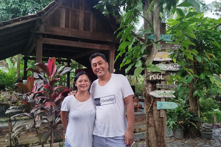 Djoko Subagio bersama sang istri, Maya Kusmayati di penginapan mereka, Didu's Homestay, Glagah, Banyuwangi, Kamis (16/1/2025). 