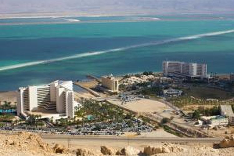 Sebuah hotel mewah di pesisir Laut Mati, Israel. 