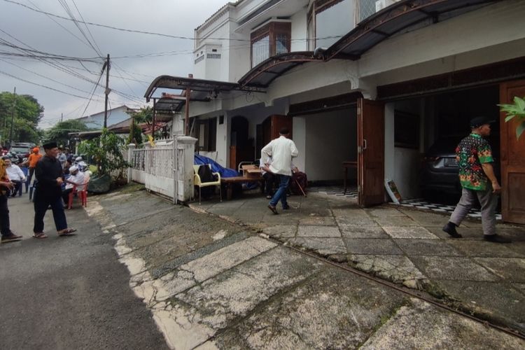 Budayawan Betawi Ridwan Saidi dikabarkan meninggal dunia pada Minggu (25/12/2022) pagi. Sejumlah kerabat dan para tokoh datang dan melayat ke rumah duka di Jalan Merak II, Bintaro Sektor 1, Pesanggrahan, Jakarta Selatan. 