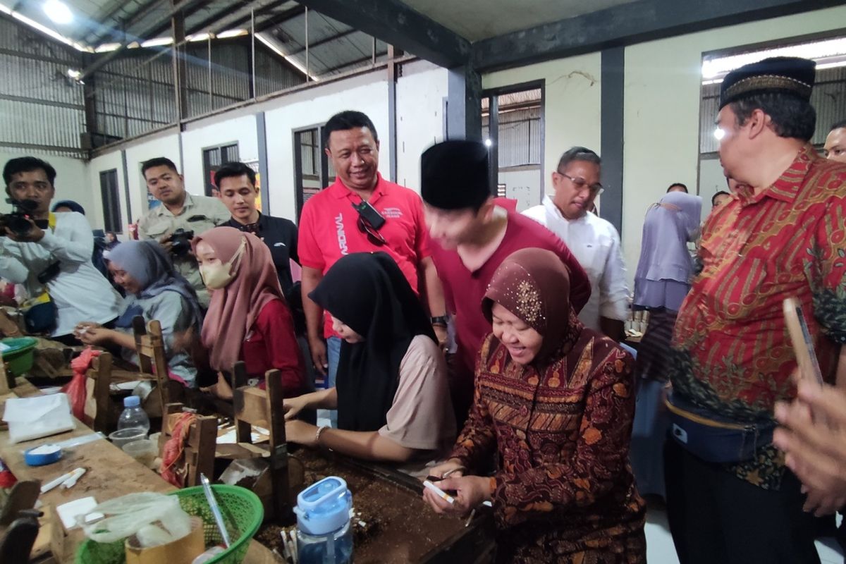 Cagub Jatim nomor urut tiga Tri Rismaharini berkunjung di salah satu perusahaan Sigaret Kretek Tangan (SKT) di Kecamatan Pogalan Kabupaten Trenggalek Jawa Timur, Selasa (22/10/2024).