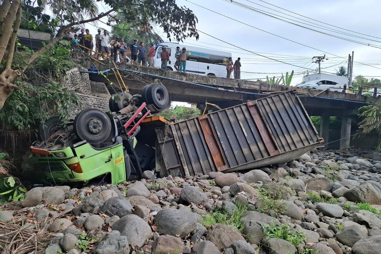 Truk Kontainer Tabrak Pembatas Jembatan hingga Terjun ke Jurang di Tabanan, Kernet Tewas