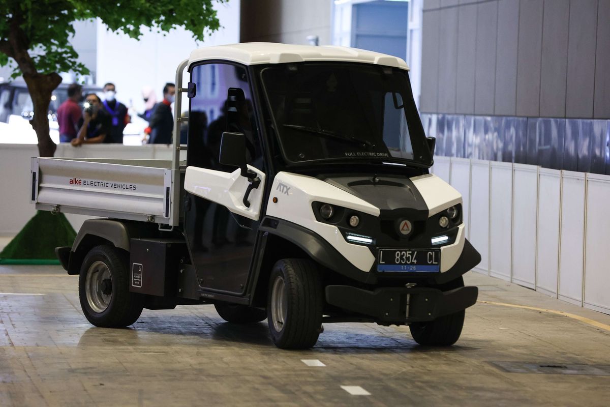 Test drive mobil listrik Alke Mini Pikap di ajang Periklindo Electric Vehicle Show (PEVS) 2022 di JIExpo Kemayoran, Senin (25/7/2022). Selain mobil listrik Alke Mini Pikap, pengunjung juga bisa mencoba mobil listrik DFSK Gelora E dan Tesla Model 3 Performance.