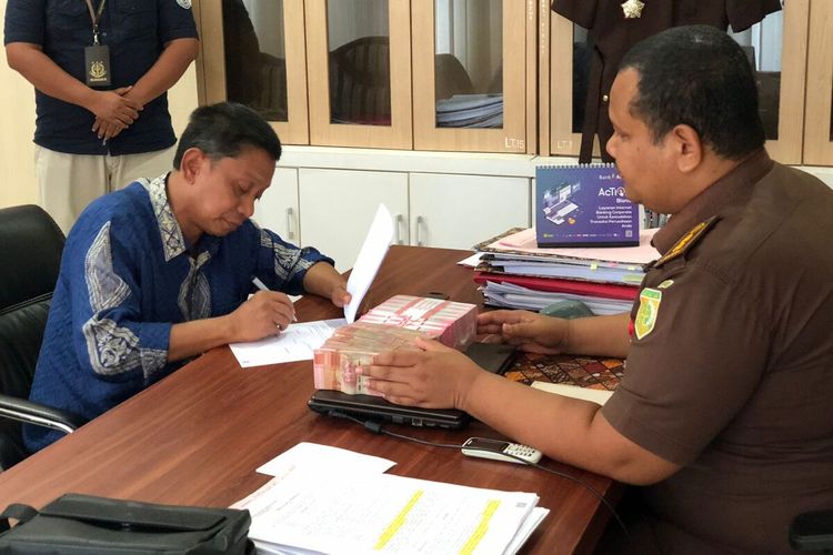 Penyidik Kejaksaan Negeri Lhokseumawe, Provinsi Aceh, menerima uang sebesar Rp 238 juta dari Komisaris Utama PT rumah Sakit Arun T Adnan, Kamis (20/7/2023)