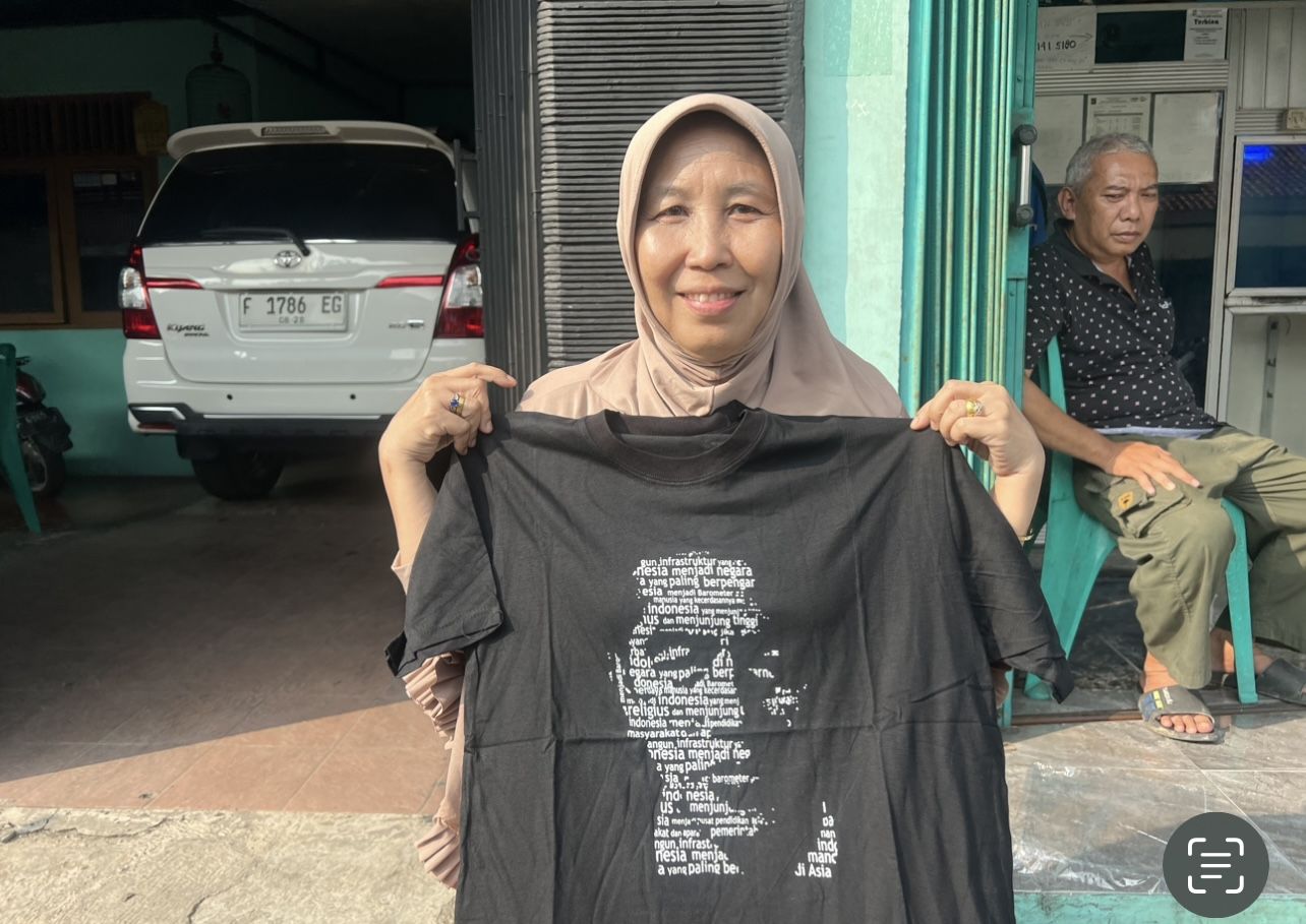 Senyum Semringah Warga Bogor Dapat Kaus dari Presiden Jokowi